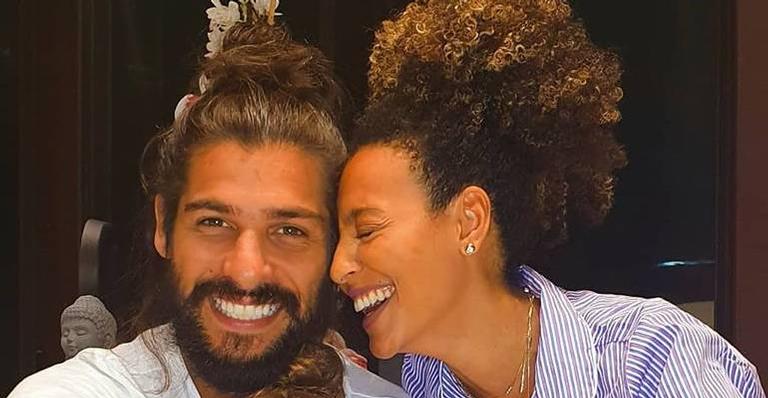 Sheron Menezzes relembra primeira foto ao lado do marido: ”Muito tempo atrás”