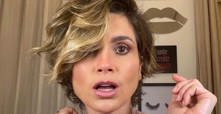 Flávia Alessandra posa lindíssima em cima do piano e brinca que interrompeu o show do marido