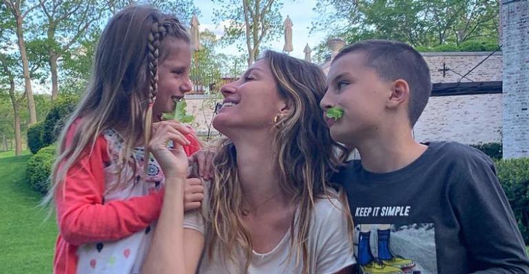 Gisele Bündchen aproveita tarde em um parque na companhia dos filhos, Benjamin e Vivian