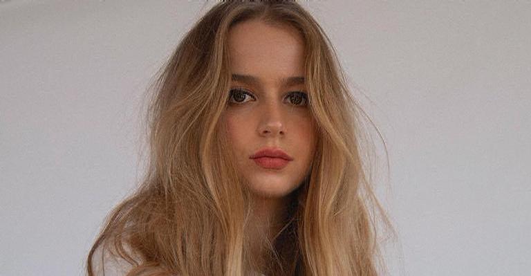 Isabella Scherer compartilha clique na praia usando óculos de sol inusitado