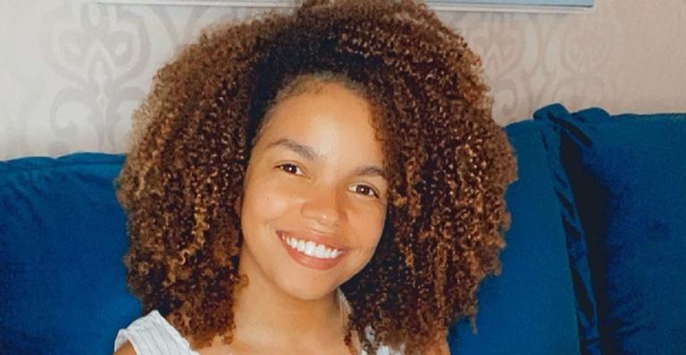 Jeniffer Nascimento dá um sorrisão em clique com fundo brilhante e fãs elogiam: ”Surra de beleza”