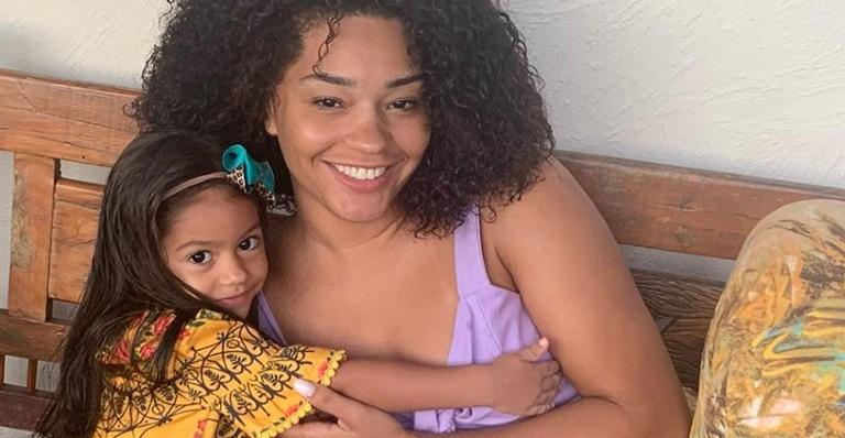 Juliana Alves aparece em clique abraçadinha com a filha e se declara: ”Minha companheira”