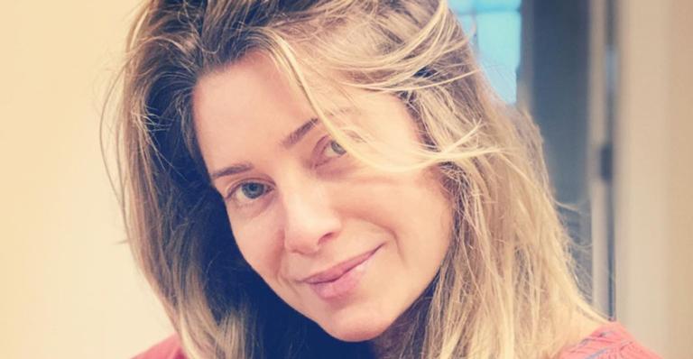 Leticia Spiller surge fazendo colheita de ervas e questiona fãs: ”Vai um chazinho?”