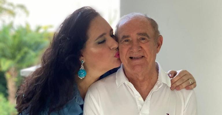 Renato Aragão recebe carinho da esposa Lílian e se declara: ”Muito amor envolvido”
