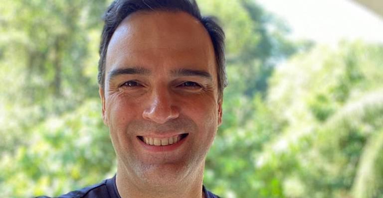 Tadeu Schmidt comemora volta da empregada: ”Que alegria te receber de novo aqui em casa”