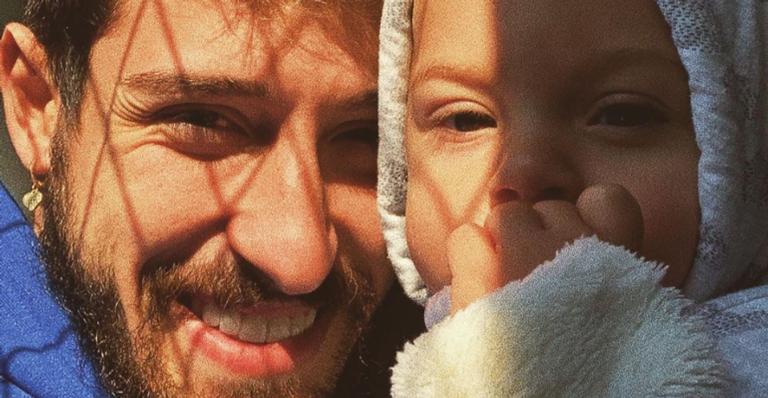Vini Martinez comemora 10 meses de Valentin e derrete o coração dos seguidores: ”Coisa fofa”