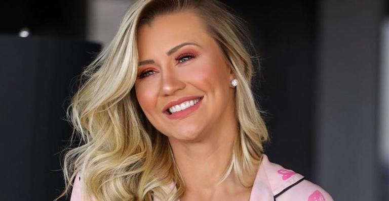 Ana Paula Siebert exibe corpaço de biquíni pouco tempo após o parto: ”Que barriga é essa?”