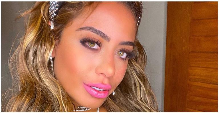 De biquíni, Rafaella Santos compartilha clique na janela