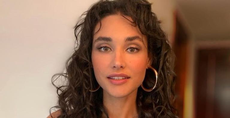 Débora Nascimento posa nua e impressiona em foto artística