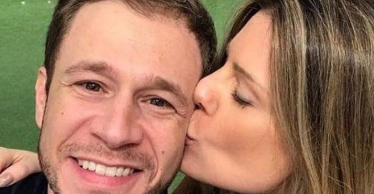 Grávida, esposa de Tiago Leifert impressiona ao exibir barrigão de 6 meses com look justo