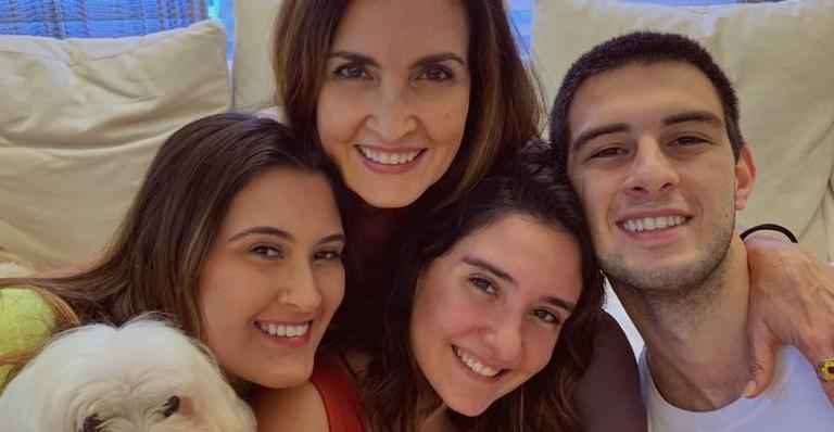 Fátima Bernardes mostra foto dos filhos ainda crianças: ”Sempre amei ver os três brincando juntos”