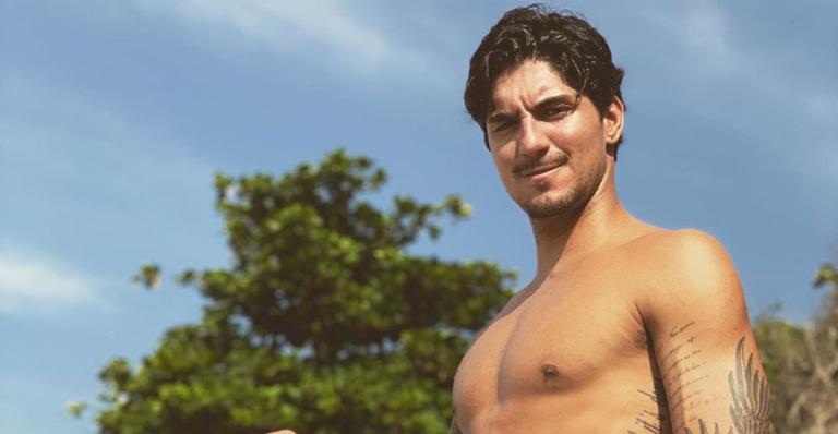 Gabriel Medina mostra prancha feita por Yasmin Brunet e fãs aprovam a arte: ”Ela arrasa!”