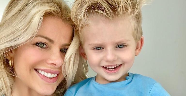 Karina Bacchi encanta seguidores ao relembrar clique da infância: ”A cara do Enrico!”