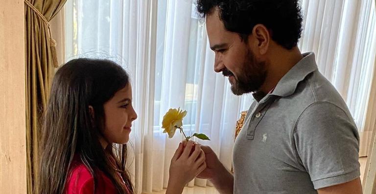Luciano Camargo revela gesto fofo que faz para as filhas: ”Flores são dadas a elas todos os dias”
