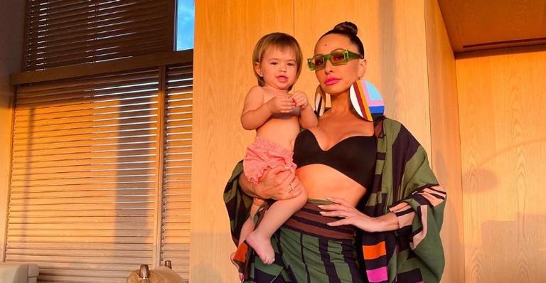 Sabrina Sato e a filha Zoe posam com looks nada básicos: ”Bebê minimalista”