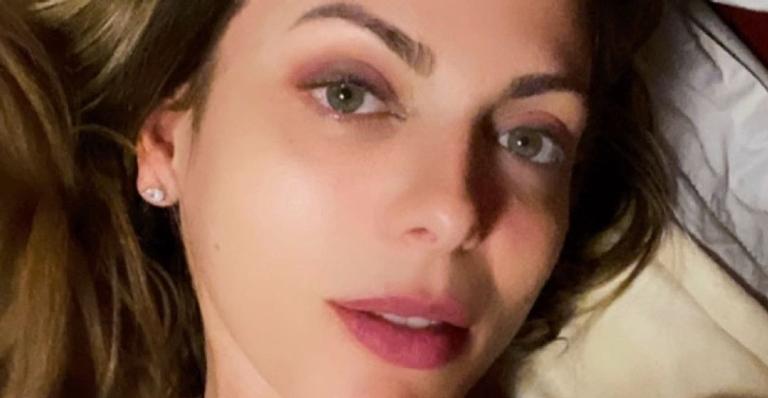 Sheila Mello posa de lingerie e fala sobre empoderamento: ”Seja a mulher da sua vida”
