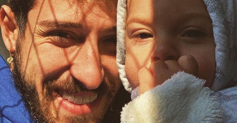 Nova tatuagem! Vinicius Martinez eterniza uma foto dele com Valentin em sua pele