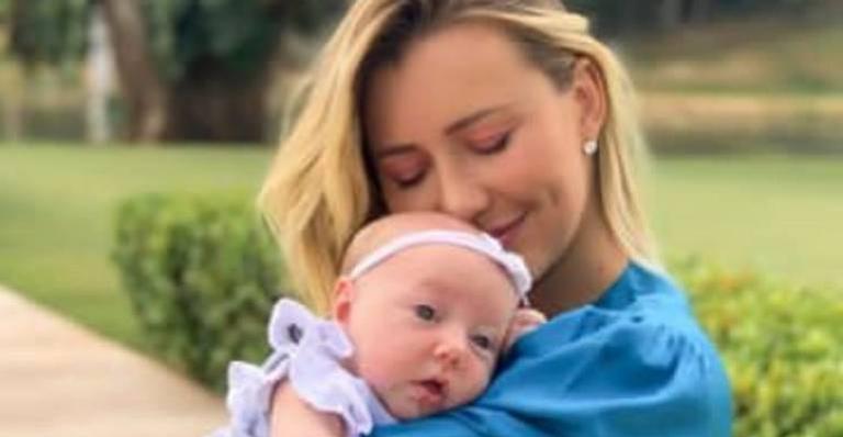 Ana Paula Siebert comemora 2 meses da filha: ”Meu presente de Deus”
