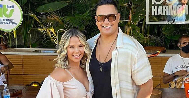 Carla Perez posa coladinha em Xanddy e nos dois filhos e beleza rouba a cena: ”Família linda!”