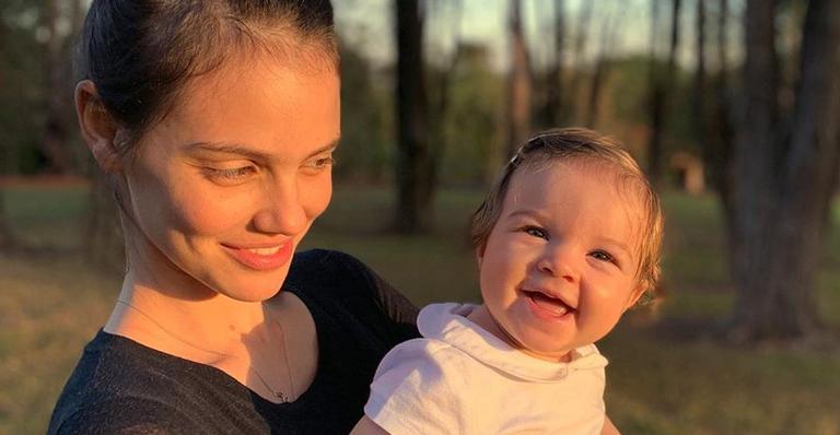 Em quarentena, Laura Neiva surge agarradinha com a filha, Maria