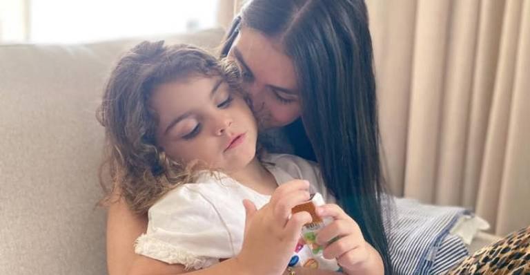 Mariana Uhlmann posa com a filha e fala sobre relação: ”Você está crescendo tão rápido”