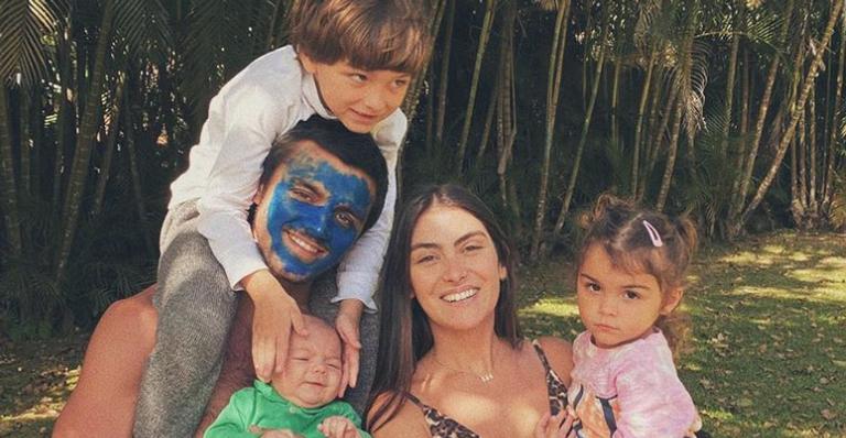 Mariana Uhlmann se derrete ao ver o marido, Felipe Simas, estudando com os filhos