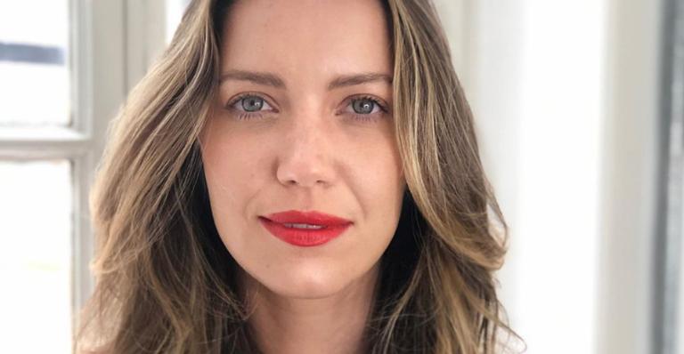 Nathalia Dill se prepara para curtir o dia e brinca: ”Mais um pouquinho de cama”