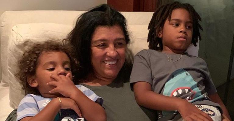 Regina Casé se diverte ao cozinhar com o filho e o neto: ”Meus dois ajudantes”