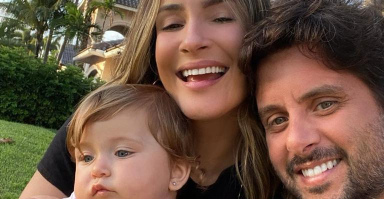 Claudia Leitte surge dançando agarradinha com o marido e com a filha: ”Que amor”