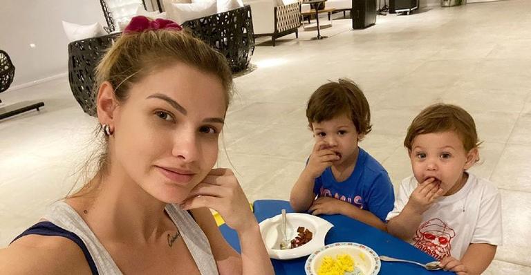 Andressa Suita surge em clique fofo com os filhos e se declara: ”Somos o reflexo de nós mesmo”