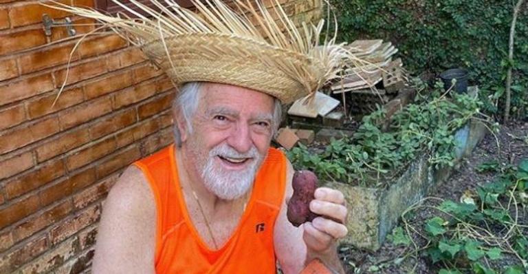 Ary Fontoura posa em meio à natureza e manda recado fofo aos fãs: ”Recebam meu sorriso de bom dia”