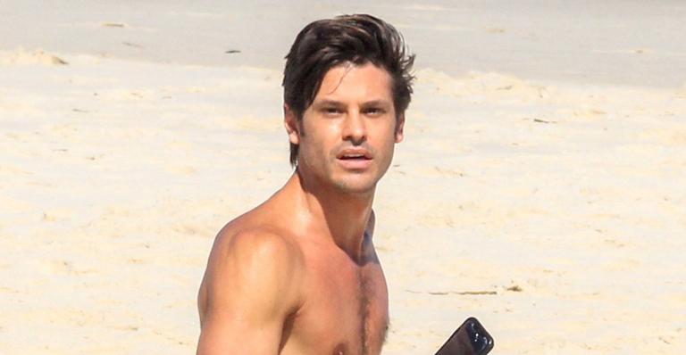 Dado Dolabella é flagrado na praia e exibe barriga sarada