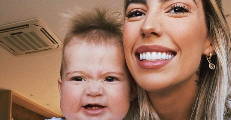 Em passeio de barco, Gabi Brandt surge grudada no filho, Davi: ”Amo o jeito que a gente se olha”
