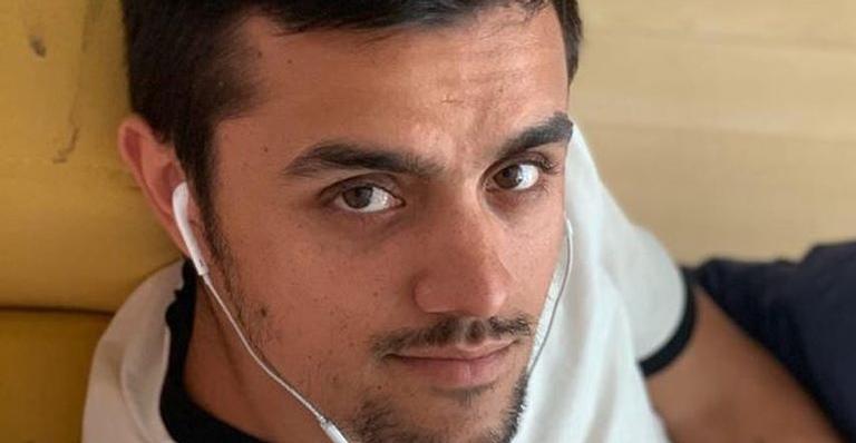 Felipe Simas surge coladinho no primogênito, Joaquim, e fala sobre paternidade na quarentena