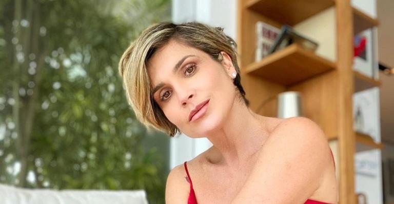 Flávia Alessandra treina na companhia de sua cachorrinha, Lola