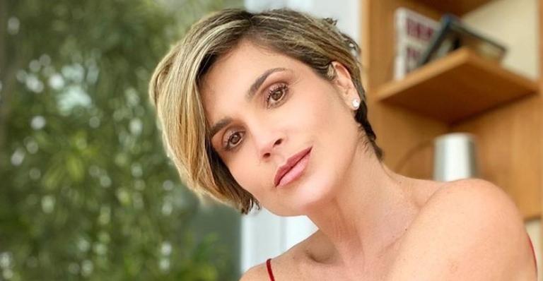 Flávia Alessandra posa de biquíni dourado e brinca: ‘Quando ficarmos juntos, vai ter outro Carnaval’