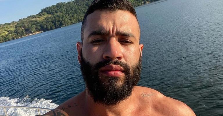 Gusttavo Lima exibe corpaço musculoso sem camisa e arranca suspiros: ”Deus grego!”