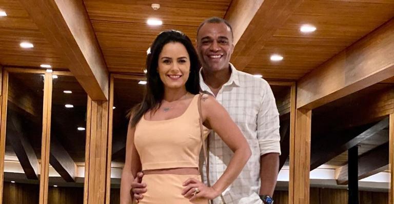 Luciele Di Camargo posa coladinha com o marido Denilson e se declara: ”Me deixa completa”