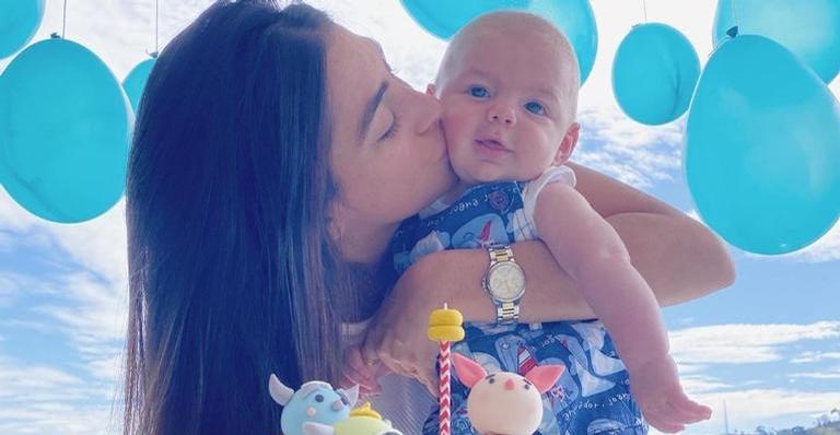 Mariana Uhlmann, esposa de Felipe Simas, surge agarradinha com o caçula, Vicente