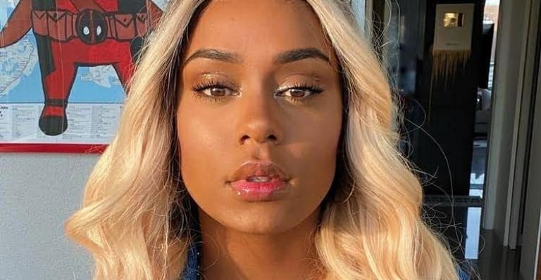 Mc Rebecca posa com roupas de hospital pouco antes de cirurgia plástica: ”Sua filha tá pronta”