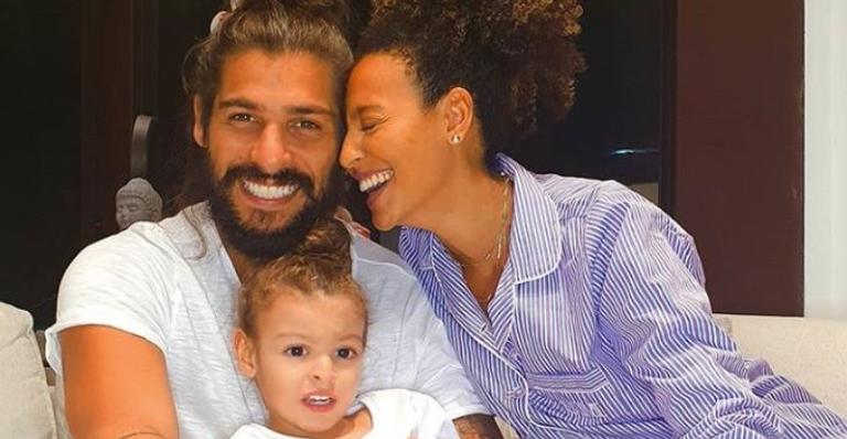 Sheron Menezzes encanta ao postar clique em família: ”Domingos de amor”