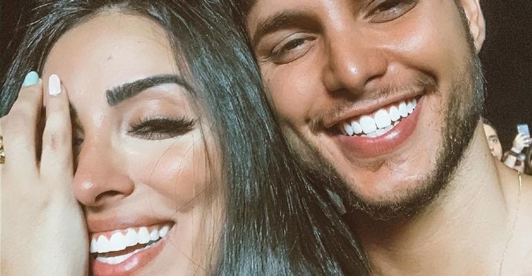 Casalzão! Bruno Guedes e Jade Seba aparecerem com look e máscara combinando e arrancam elogios