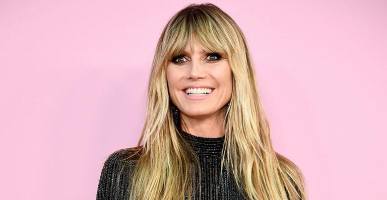 Heidi Klum mostra dificuldade de vestir roupas antigas durante quarentena