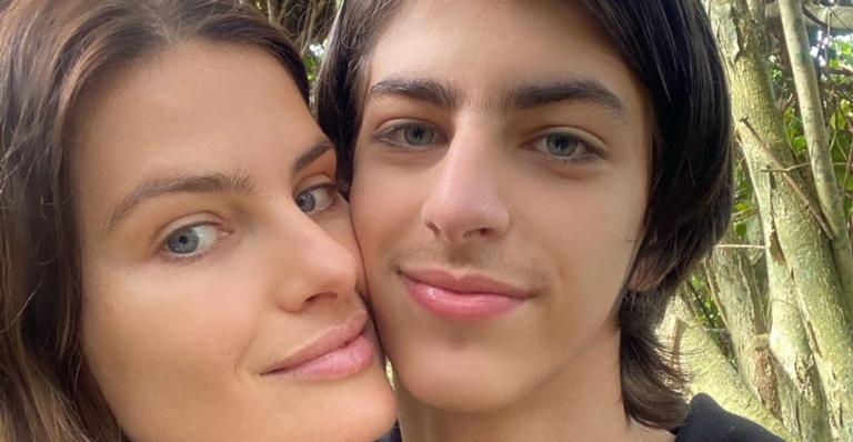 Isabeli Fontana brinca ao posar coladinha ao filho: ”Na pontinha do pé pra alcançar meu baby”