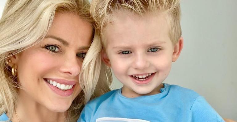 Karina Bacchi revela detalhes sobre o filho na web: ”Não é mais bebê”