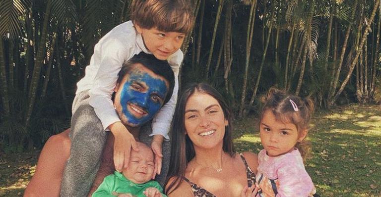 Mariana Uhlmann posa com os filhos assistindo TV: ”Aproveitando para tirar uma foto boa”