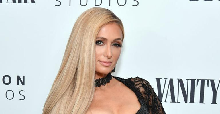 Paris Hilton se encanta por obra de artista brasileira: ”Muito criativa”