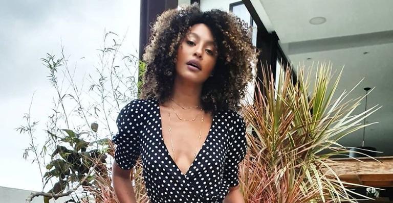 Sheron Menezzes posa de biquíni olhando pro horizonte e brinca: ”Procurando minha paciência”