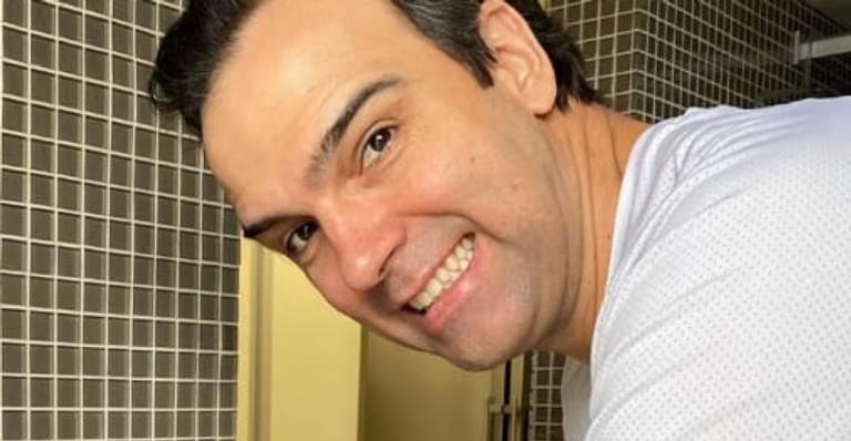 Tadeu Schmidt fala sobre combinar as máscaras com suas roupas: ”Compõe o visual da gente”