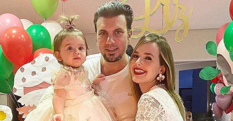 Thaeme arranca suspiros ao comemorar 1 ano e 3 meses de sua filha, Liz